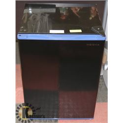 INSIGNIA 2.6 CU. FT.  BLACK W/BLUE TRIM BAR