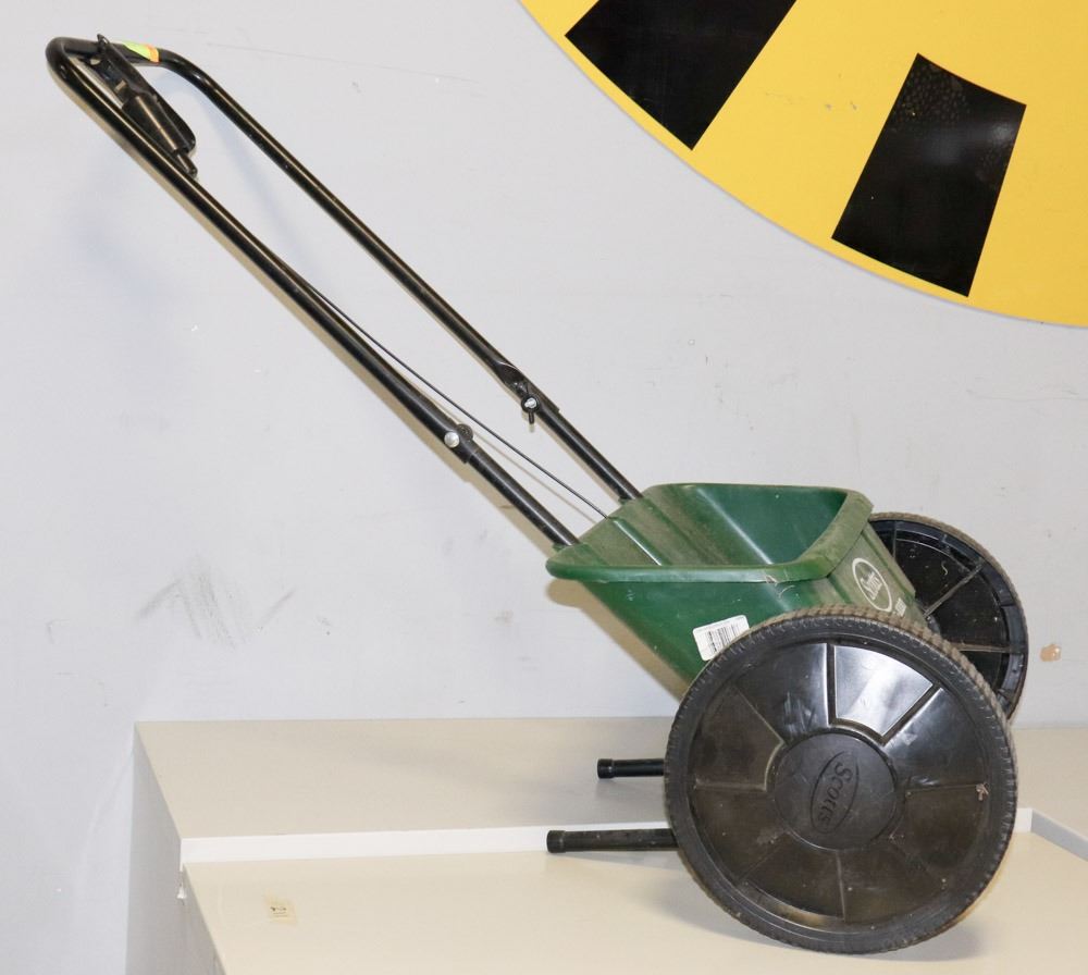 SCOTTS 1000 ACCUGREEN ICE MELT SPREADER.