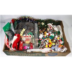 LARGE FLAT WITH LOTS OF TREE DECORATIONS