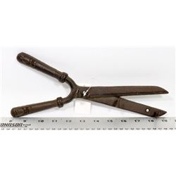 CAST METAL GARDEN SHEAR TRIPLE HOOK WALL MOUNT