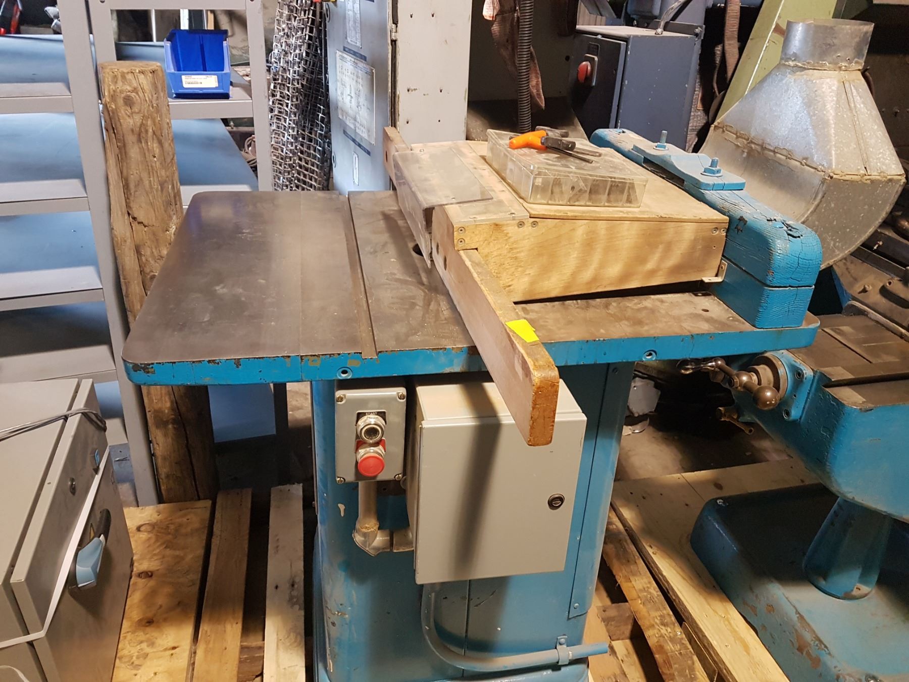 Delta Industrial Router Table with tools Atelier STCG inc