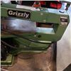 Image 2 : GRIZZLY INDUSTRIAL 16" SCROLL SAW AND 2 PACKS OF BLADES