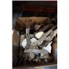 Image 2 : BOX OF DRIFTWOOD AND SEASHELLS