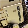 Image 2 : SINGER SERGER ULTRALOCK 14U 34 IN CASE