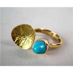 A 14K YELLOW GOLD RING WITH AN EXTENDED LEAF FORM And one small turquoise cabochon, apx. 5.5 dwt.