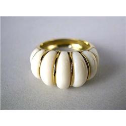 A 14K YELLOW GOLD AND IVORY RING Apx. 4 dwt.