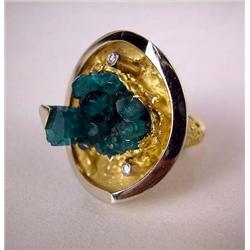 AN 18K YELLOW GOLD DIAMOND AND EMERALD ROUGH CRYS