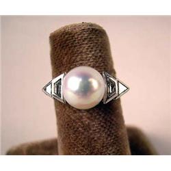 A 14K WHITE GOLD, PEARL, AND DIAMOND RING With on