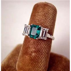 A DIAMOND AND EMERALD PLATINUM THREE STONE RING A