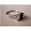 Image 3 : A DIAMOND AND EMERALD PLATINUM THREE STONE RING A