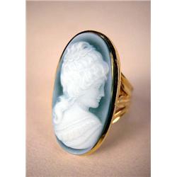 AN 18K YELLOW GOLD RING WITH A GREEN ONYX ASSEMBLED CAMEO With English hallmarks, stamped 18K