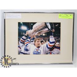FRAMED WAYNE GRETZKY STANLEY CUP PHOTO.