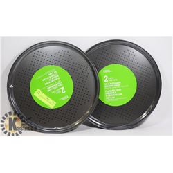 EVERYDAY ESSENTIALS PIZZA PAN SET