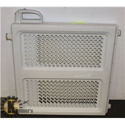 SAFETY 1ST LOCK AND PULL BABY GATE