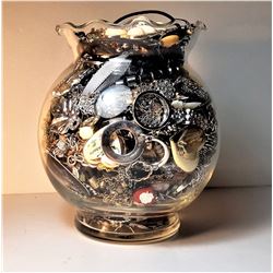 20)  GLASS VASE CONTAINS PENDANTS,