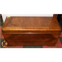 LANE CEDAR CHEST 1931 24" X 19" X 23".