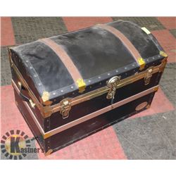 VINTAGE STYLE LOCKING TRUNK WITH KEY
