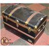 Image 2 : VINTAGE STYLE LOCKING TRUNK WITH KEY
