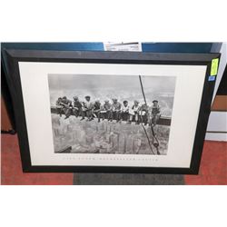 FRAMED PICTURE BLACK AND WHITE CITY-LUNCH