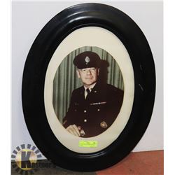 19" X 25" OVAL PICTURE VINTAGE FRAME