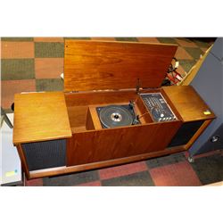 VINTAGE MONTCLAIR II TELEFUNKEN RADIO.