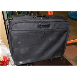 LARGE SAMSONITE SUITCASE ON WHEELS