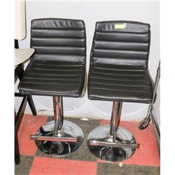 LOT OF 2 BARHEIGHT STOOLS.