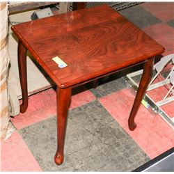 WOOD TONE END TABLE, 18"X20.5"X20.5".