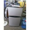 Image 2 : Frigidaire Mini Refrigerator Freezer w/ Clock & Toshiba Fan