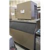 Image 1 : R110) MANITOWOC SERIES 1000 ICE MAKER W/ BIN
