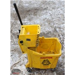 R167) RUBBERMAID MOP BUCKET W/ WRINGER