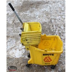 R169) RUBBERMAID MOP BUCKET W/ WRINGER