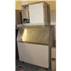 Image 1 : R134) MANITOWOC SERIES 1000 ICE MAKER W/ BIN