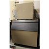 Image 1 : R136) MANITOWOC SERIES 1000 ICE MAKER W/ BIN