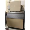 Image 1 : R137) MANITOWOC SERIES 1000 ICE MAKER W/ BIN