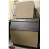 Image 1 : R138) MANITOWOC SERIES 1000 ICE MAKER W/ BIN