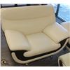 Image 4 : WHITE LEATHERETTE 4 PIECE SOFA SET COMPLETE W/