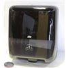 Image 1 : NEW TORK MATIC HAND-TOWEL DISPENSER-BLACK 55 10282