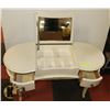 Image 2 : SOLID WOOD - WHITE MAKE-UP TABLE WITH