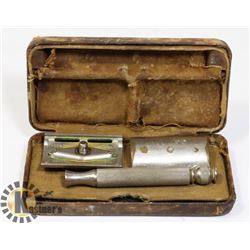 1930S PORTABLE GILLETTE SAFETY RAZOR IN CASE.