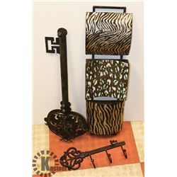 BOX W/DECORATIVE WALL DECOR INCL. KEY