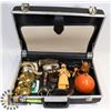 Image 1 : VINTAGE BRIEFCASE FULL OF VINTAGE DECORATION