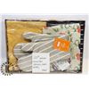 Image 1 : 20+ PIECES OF NEW ASSORTED APRONS & OVEN MITTS