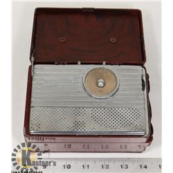 1940S RCA RED CASED PORTABLE TUBE RADIO - UNTESTED