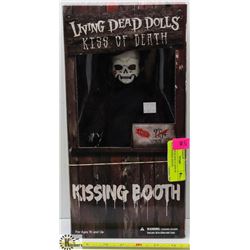 LIVING DEAD DOLLS: KISS OF DEATH KISSING BOOTH.