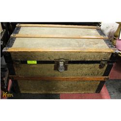 ANTIQUE STEAMTRUNK