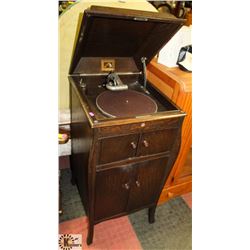 VINTAGE OAK GRAMOPHONE