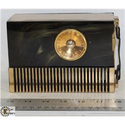 1940S BAKELITE PORTABLE TUBE RADIO - UNTESTED.