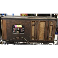 ANTIQUE WOODEN CASED RADIO - FOR REPAIR OR DECOR