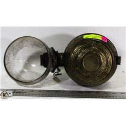 ANTIQUE BRASS WALL MOUNT KEROSENE LAMP.